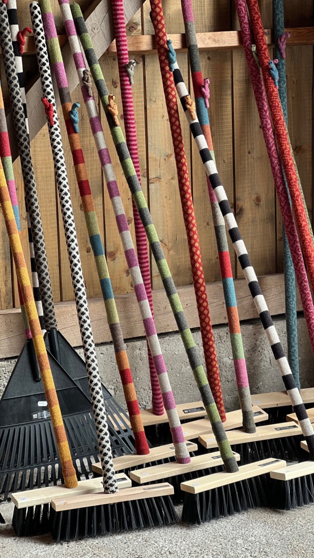 Här ser du mina borstar med svart borst, även garage borsten som är lite mjukare och även kratta.