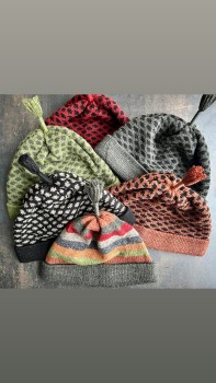 Mössa med tofs, väl själv med eller utan.