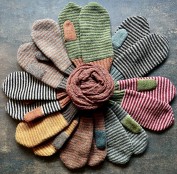 Multifärgade vantar.