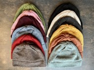 REA mössor 425 kr NU 295 kr. Dessa färger på bilden finns kvar av mössorna.  100% lammull.   Flerfärgad ulltröja 1650 kr NU 950 kr.