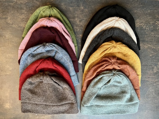 HÖGER SIDA; BRUN,RÖD, JEANSBLÅ, VINRÖD, LJUSROSA,GRÖN. VÄNSTER SIDA; MATTURKOS, LJUSBRUN, GUL, GRÅ, NATURVIT, SVART. REAMÖSSOR 425 KR NU 295 KR.