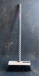 brun/vit prickig borste