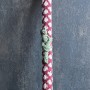 Instickad piasavakvast. - röd/vit prickig