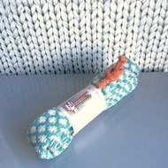 Turkos/vit prick. Turkos/vit prick.