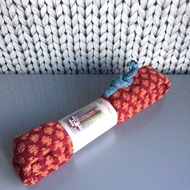 Röd/orange prick. Röd/orange prick.