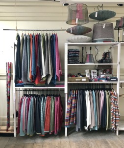 Den 11/5 fredag öppnar vi i vår sommar butik HANTVERKET i Öregrund. Vi har öppet varje helg fram till 16/6, då har vi öppet varje dag t.o.m. 26/8. Den 11/5 fredag öppnar vi i vår sommar butik HANTVERKET i Öregrund. Vi har öppet varje helg fram till 16/6, då har vi öppet varje dag t.o.m. 26/8.