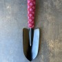 Instickade trädgårdsredskap - rosa/röd spade