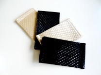 Fodral quilted svart och cremevit