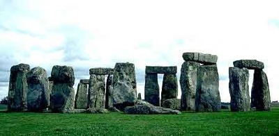 Stonehenge är ett bronsåldersbyggnadsverk i sydvästra England. Stensättningen byggdes troligen mellan 2500 f.Kr. och 2000 f.Kr..
