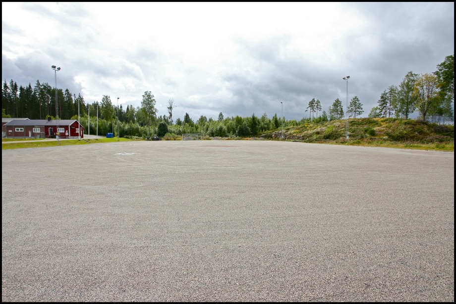 5 augusti 2016 - Här på Hagavallen skall kommunen anlägga en konstgräsplan. Berget till höger kommer att sprängas bort, för att ge plats för nya parkeringen.