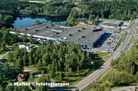 Handelsområdet vid Älverud med Töcksfors Shoppingcenter intill E18.