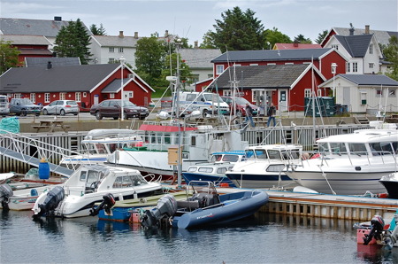 Fiskehamnen Reine med Rorbuer och "Kulinarisk" restaurang.