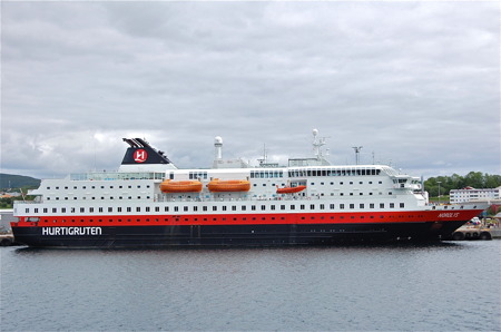 Hurtigrutens fartyg Nordlys i Bodö Hamn