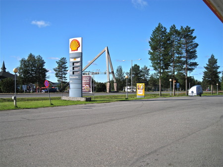 Tankning vid polcirkeln i Rovaniemi, Finland.