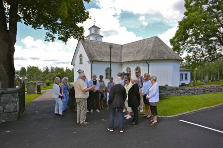 5 juli 2016 - Runar Patriksson samlade gruppen för att starta kyrkvandringen.