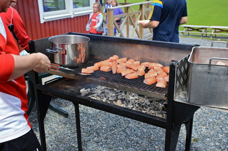 25 juni 2015 - Så var det dags att äta grillmat.