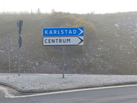 Skyltarna vittnar om att Töcksfors ligger centralt.