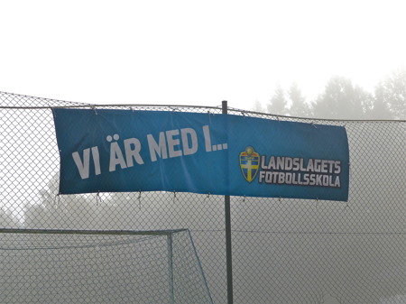 Dimman ligger tät över Hagavallen, där det ska spelas en viktig match idag.