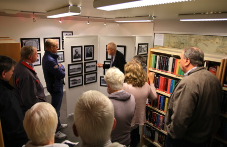 Per Nilsson från Fornminnesföreningen Nordmarksstugan startade dagen med guidad visning av fotoutställningen på biblioteket.