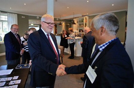 Kanaldirektören Benny Ruus gratulerades av Kjell-Anders Dahlström från Westra Wermlands Sparbank.
