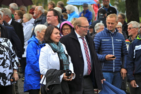 Landshövding Kenneth Johansson anländer till Kanalparken tillsammans med Laila Gibson VD i visit Värmland.
