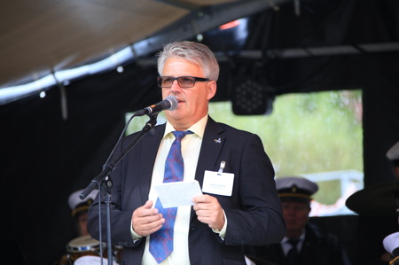Owe Lindström - Chef för Medborgarservice i Årjängs kommun hälsade alla välkomna till firandet i Kanalparken.