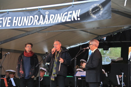 Owe Lindström ställde frågan " Hur tänkte ni ? " till konstnärerna Justus Braunschweig och Lolo Funck Andersson, som skapat konstverken i Kanalparken.