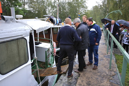 De särskilt inbjudna gästerna steg ombord på M/S Storholmen, för färd mot Östervallskog.