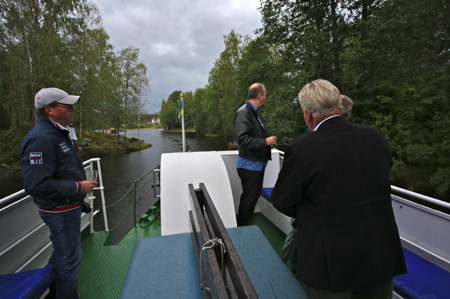 M/S Storholmen styr ut genom kanalen för färd mot Östervallskog.