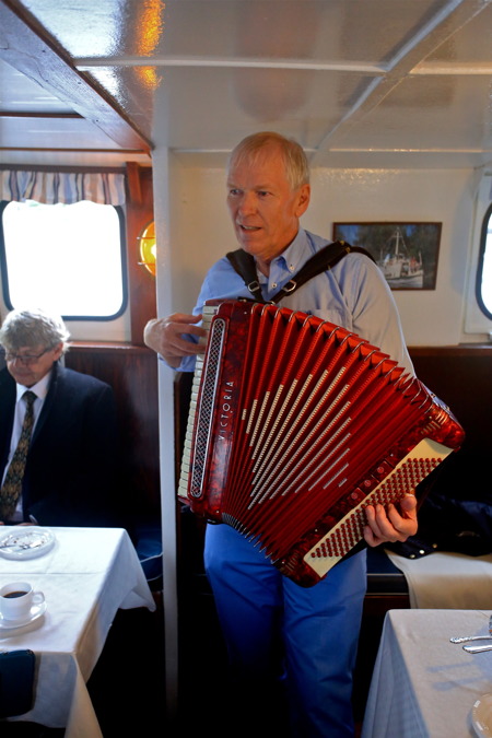 Kanaldirektören i Haldenvassdragets Kanalselskap AS Steinar Fundingrud stod för dragspelsmusiken.
