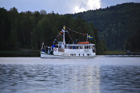M/S Storholmens skeppare Sture Holmedahl styr fartyget mot gästhamnen i Östervallskog.