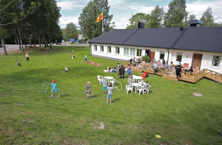 Redan tidigt på förmiddagen kunde man se lekande barn på församlingshemmets gräsmatta.