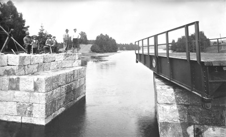 Landsvägsbron vid Sockenstugan med ny stensättning och svängbro. Bilden togs omkring 1915.