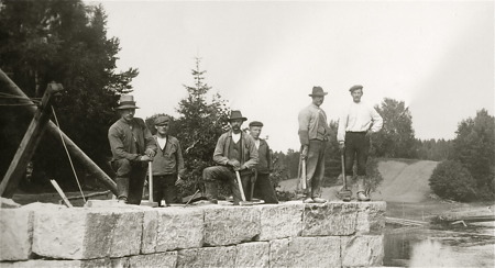 Arbetslaget som byggde nya landsvägsbron vid Sockenstugan. Bilden togs omkring 1915.