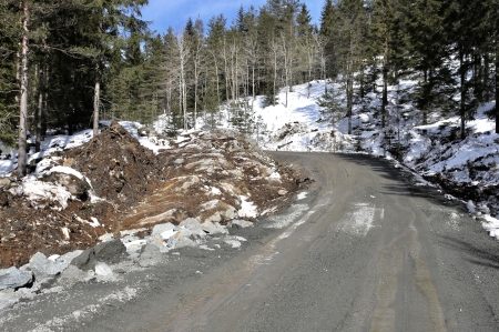 22 mars 2018 - Berg sprängs bort för att räta ut och bredda vägarna.