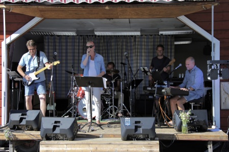 Musikunderhållning på torget med Stig Lindells band och gäster.