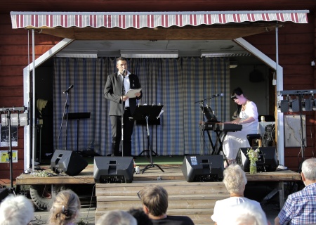 Avslutningskonsert på torget med Petter Simonsen och Mathilda Röjdemo.