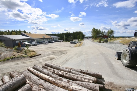 21 augusti 2018 - Infarten till anläggningsvägen mot Högås vindkraftspark har breddats, för att långa transporter skall kunna komma fram.