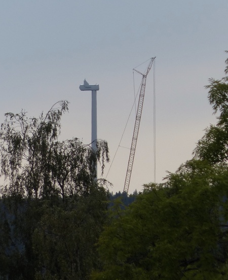 Byggkranen i arbete kunde ses från Töcksfors.