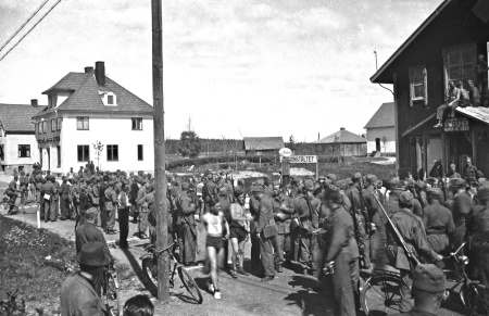 Militären ordnade ollika tävlingar för beredskaps-männen, vilket gjorde att det blev trångt på Sveavägen, foto Folke Sahlin.
