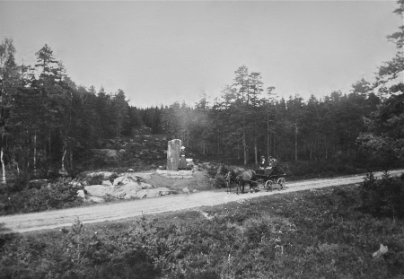 Riksgränsstenen vid vägen mellan Hån och Örje. Foto: okänd / Nordmarksstugans fotoarkiv.