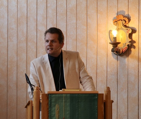 Tony Danielsson hälsade alla välkomna till Östervallskogs kyrka och konserten med Duo Sentire och The Hebbe Sisters.