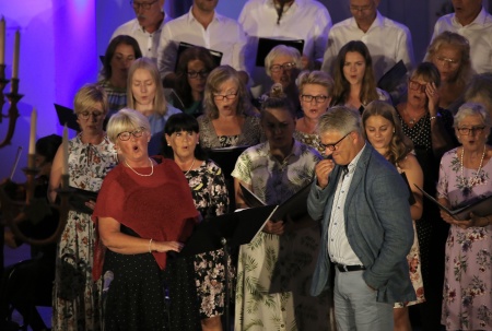 Kerstin Wallmyr och kören Con Brio framförde en hyllningssång till Owe Lindström, grundaren av Allsköns Musik.