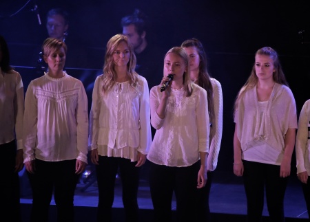 Frida Axelsson sjöng Laleh`s "Goliat" tillsammans med kören.