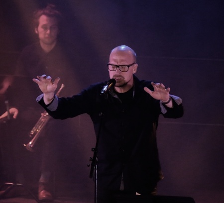 Pär-Erik Eriksson sjöng "Ring i alla klockor" tillsammans med kören.