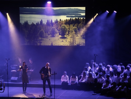 Pär-Erik Eriksson och Maria Larsson framförde musikstycket "De som byggde landet".