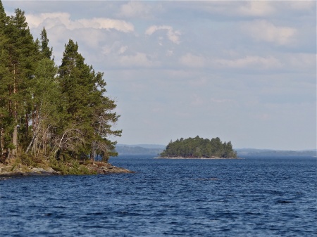 Nordlig riktning från Lennartsfors finns sjöarna Stora Le och Foxen.