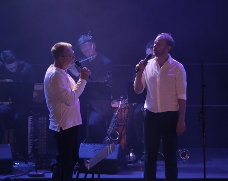 Bo Kyhlander och Tony Nilsson sjöng "Som en duva" tillsammans med kören.