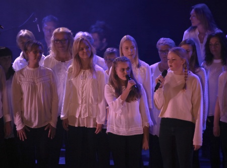 Vilde Thellberg och Elin Olsson sjöng "Min bästa vän" tillsammans med kören.