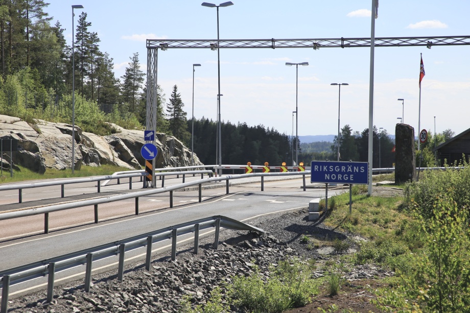 31 maj 2021 - . . . men vid norska gränsen var bommen fortfarande nerfälld.